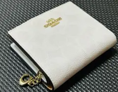 美品 coach コーチ 二つ折り ミニ財布 エンボス シグネチャー ホワイト