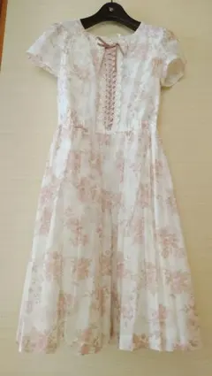 【新品】ラディアントレーシーローズ柄　シフォン　ワンピース（キナリ）