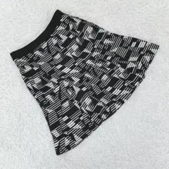 リフレクト (7) 膝丈フレアスカート モノクロ 幾何学模様 サイドファスナー