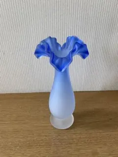 フリルデザイン ガラス花瓶 青と白