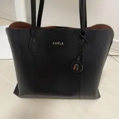 FURLA レザー トートバッグ ヴィットリア アーチロゴ チャーム付き 黒