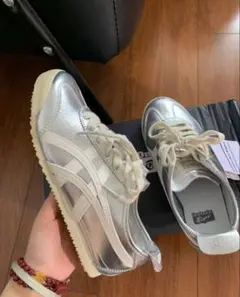 Onitsuka メキシコ製のシルバーカラーのファッショナブルなスポーツシューズ