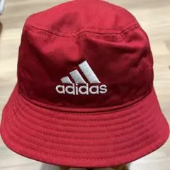 adidas 赤バケットハット