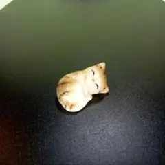 ぐっすり寝ている猫の置物　熟睡　ミニチュア　miniature　キジ白？　茶白？