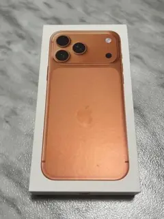 オレンジ色の3カメラスマートフォン本体