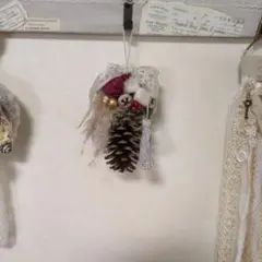 大きな松ぼっくりのオーナメント