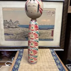 伝統的な木製こけし 赤青花模様