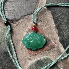 艶やかな翡翠の蓮のペンダント