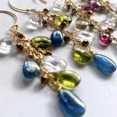 14kgf天然石美しいイディゴカイヤナイト、ペリドット、水晶ゆらゆらピアス