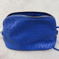 青いレザーショルダーポーチバッグ編み込みデザイン