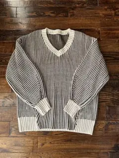 KBF ブラウンとアイボリーのストライプVネックセーター