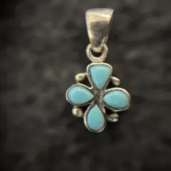 四葉のクローバー型ターコイズネックレス