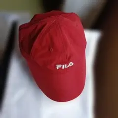 FILA ベースボールキャップ レッド。フロントに刺繍のブランドロゴ。新品です。のサムネイル