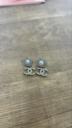 CHANEL パール付きロゴピアス