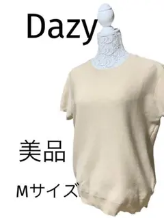 デイジー　ベージュ 半袖クルーネックニット　Mサイズのサムネイル