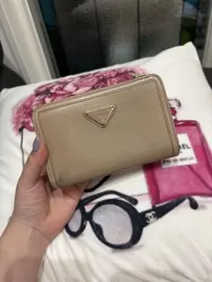 PRADA ベージュ レザー 二つ折り財布