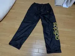 adidas 黒 ジャージパンツ 金色ロゴ