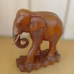 木彫りの象の置物