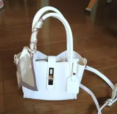 新品ショルダー＆ハンド2WAYバッグ　白　リボン付き