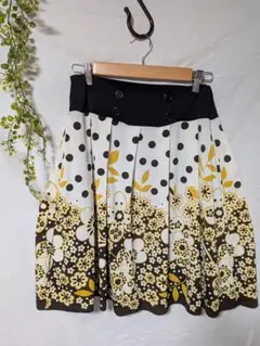 綺麗めプリーツ膝丈スカート 白地に黒水玉と花柄ウエストゴムＬサイズ