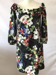 美品バナナリパブリック鮮やかな花柄ワンショルダーワンピース、サイズXS、５号。