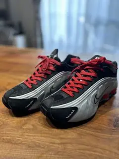 NIKE SHOX スニーカー ブラック シルバー レッドのサムネイル