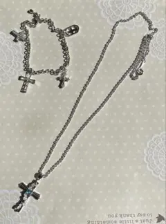 クロスモチーフのネックレスとブレスレットのセット