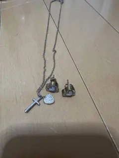 フォリフォリネックレスとハート型ピアスのセット