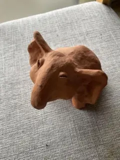 不気味な目の象の置物