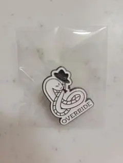 override 巳年　ピンバッチ