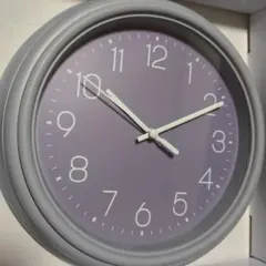 薄紫色のシンプルなアナログ時計