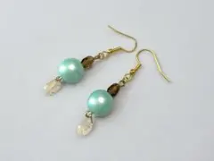 【セール品】　ピアス (イヤリング) パールグリーン×ティアドロップ（ゴールド)