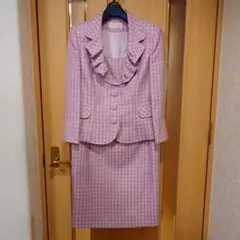 レディーススーツ　日本製 ピンク系華やかなスーツ　13号　XL