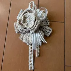 ハンドメイド　ベージュの花形コサージュ