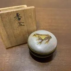 大根草路　九谷焼　￼銀彩蛙図　香合　茶道具　香道具　青手　共箱　カエル　frog