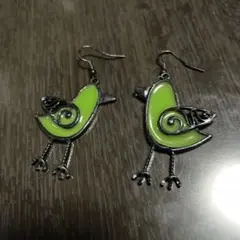 緑色の鳥型ピアス