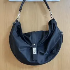 黒のナイロンショルダーバッグ