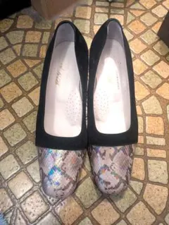 スエードとヘビ柄のハイヒール