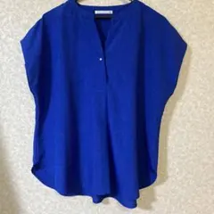 青い半袖シャツ Vネック