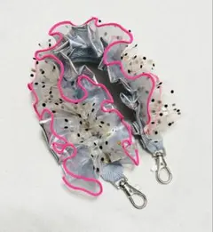 グレーふちピンク・ドット・シルバーフリル　ハンドストラップ　スマホストラップ