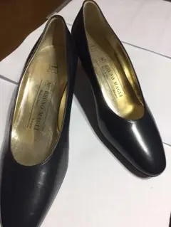 ブルーノマリ 黒のパンプス