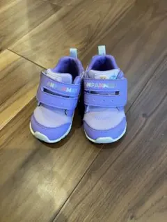 紫色のキッズスニーカー