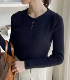 Ada. フロント カットアウト コンパクト ニット