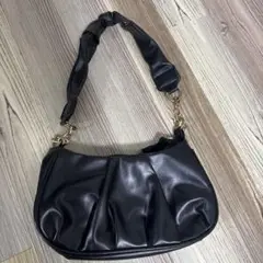 プリーツデザイン ブラック ショルダーバッグ