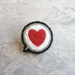 【ハンドメイド】ビーズ刺繍 ブローチ 吹き出し ハート ♡ 赤