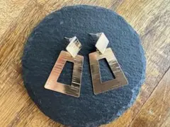 【新品未使用】ゴールド ピアス　幾何学　大きめ　揺れる　ワンポイント　パーティー