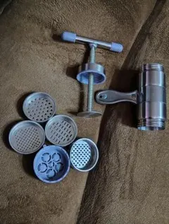 パスタマシン　ステンレス プレス式調理器具 5ディスク付きのサムネイル