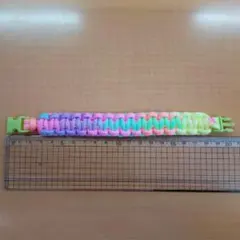 カラフルなパステルカラーの編み込みブレスレットプラスチックバックル付き