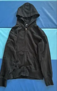 UNIQLO 黒 ジップアップパーカー
