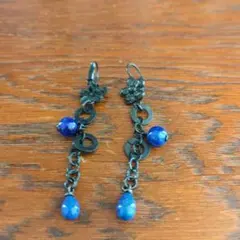 青いビーズのフラワーモチーフロングピアス